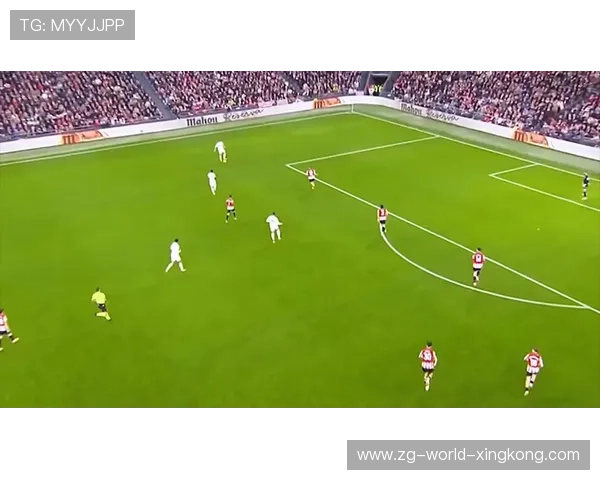 姆巴佩禁区外远射擦柱而过：他未能命中，却已勾画出完美的瞬间